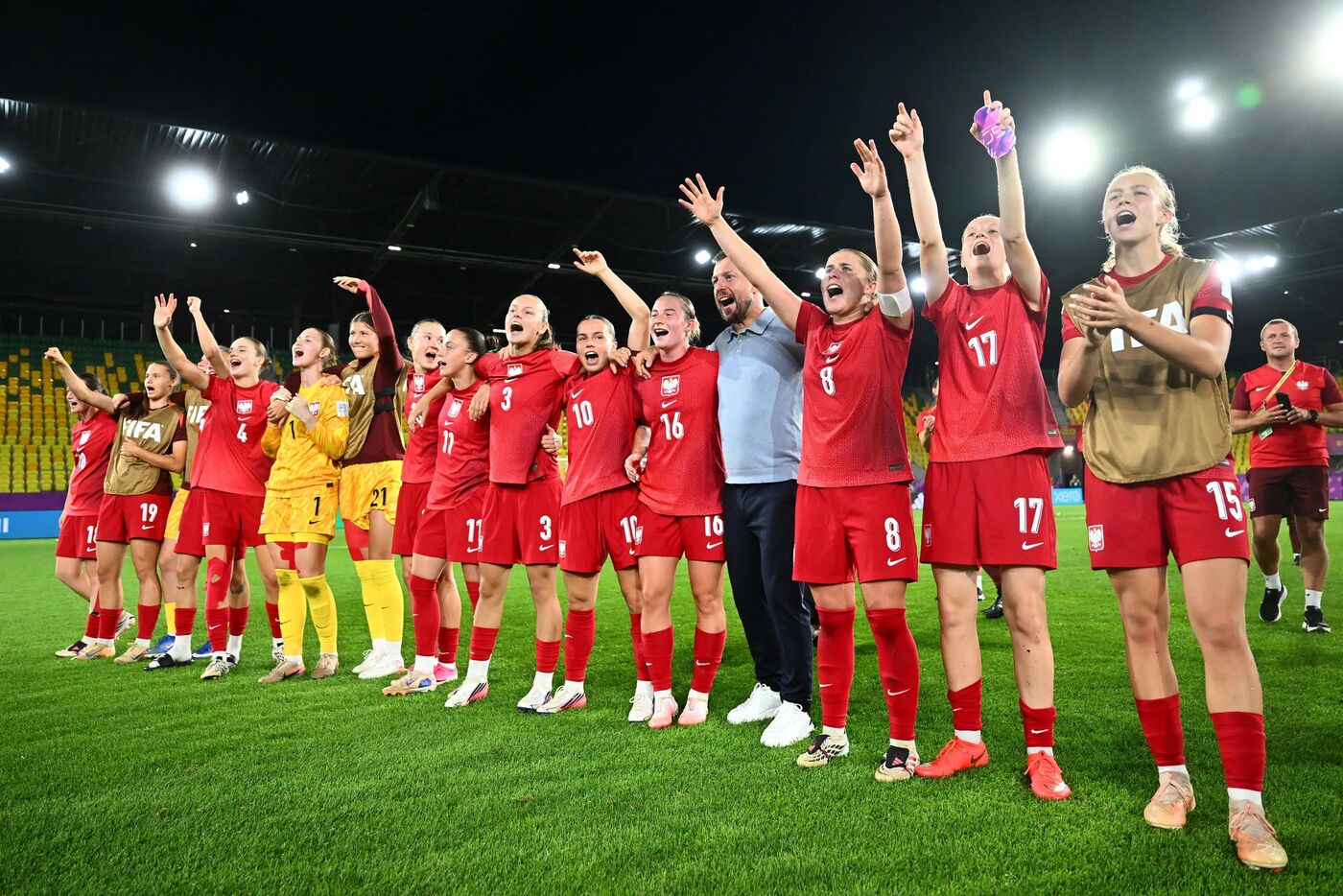 A seleção da Polônia comemora a classificação às oitavas de final da Copa do Mundo Feminina Sub-20 de 2026.