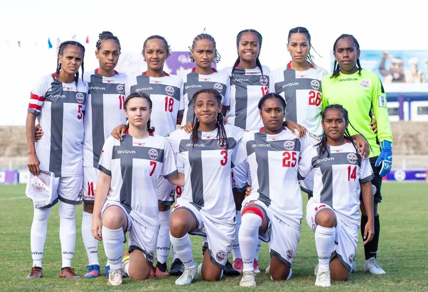 Seleção Sub-20 Feminina da Nova Caledônia posa para foto em 2025.