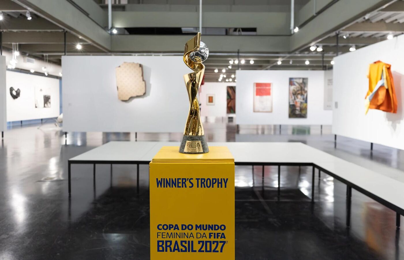 Taça da Copa do Mundo Feminina no Museu de Arte Moderna do Rio de Janeiro, em agosto de 2026.