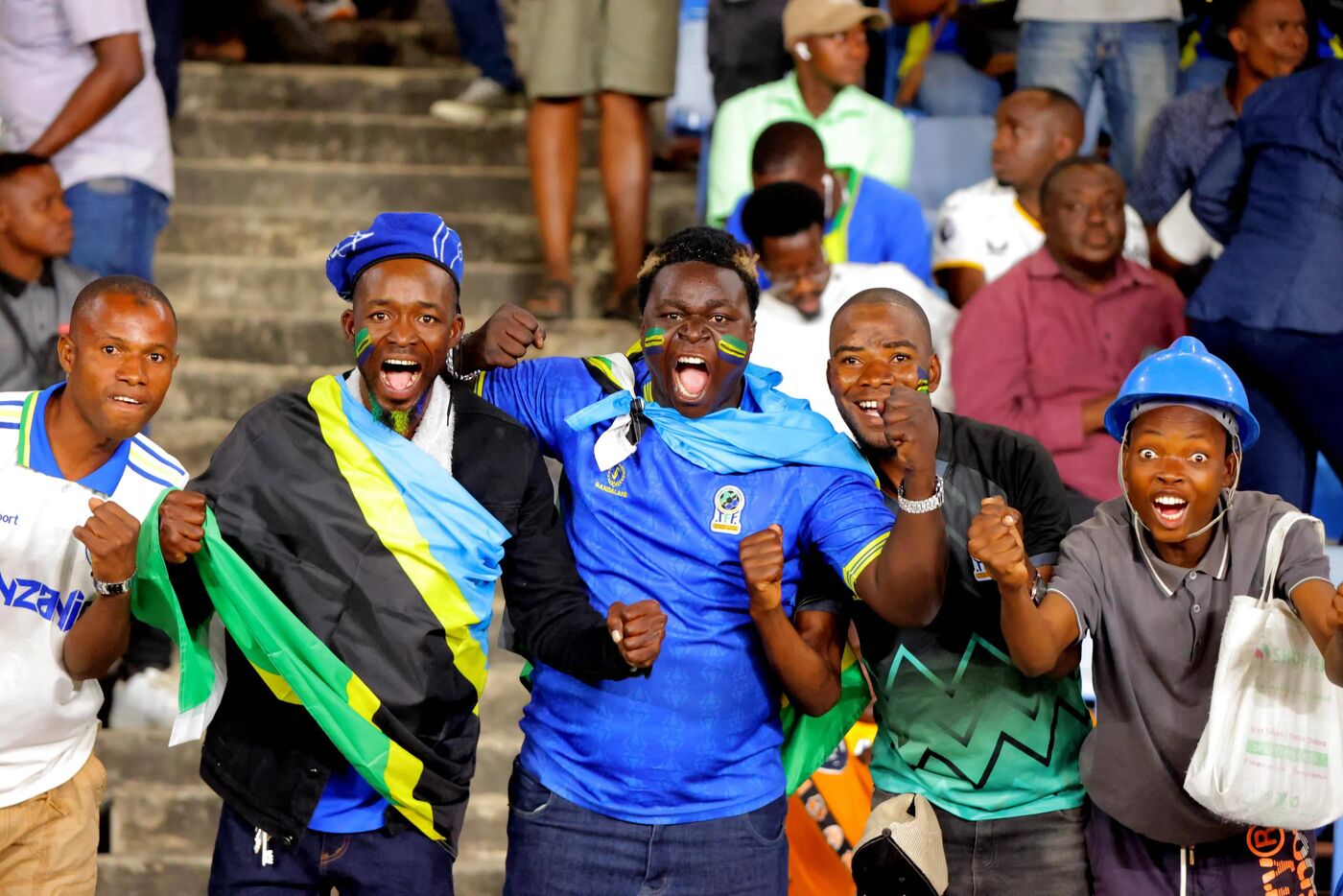 Torcedores da Tanzânia no Estádio Nacional Benjamin Mkapa, em Dar es Salaam.