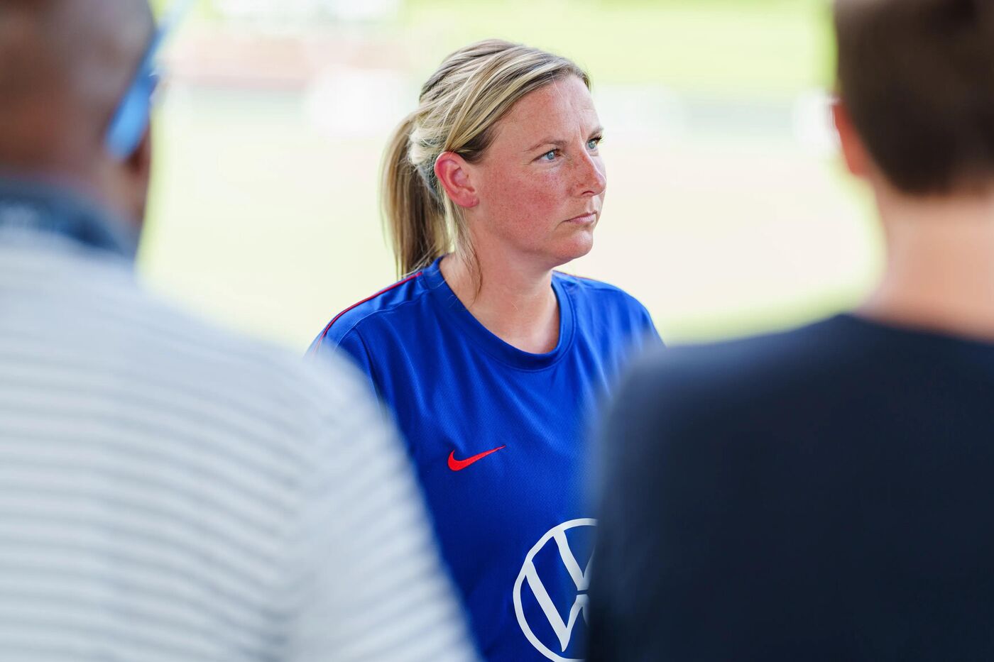 Vicky Jepson, técnica dos Estados Unidos, fala à imprensa antes do amistoso internacional Sub-20 contra a Inglaterra, em 9 de julho de 2026, em Fayetteville, na Geórgia.