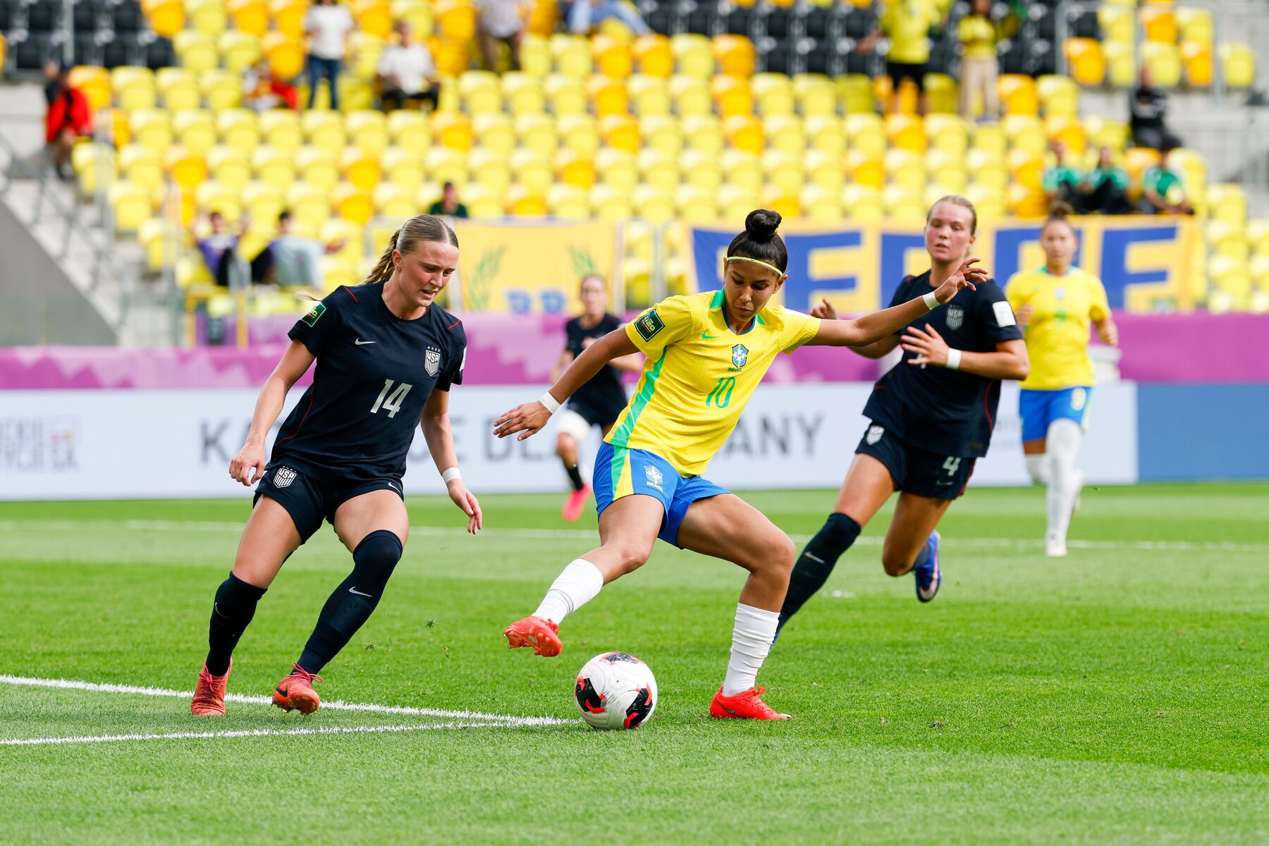 Vitorinha durante oitavas de final da Copa do Mundo Feminina Sub-20