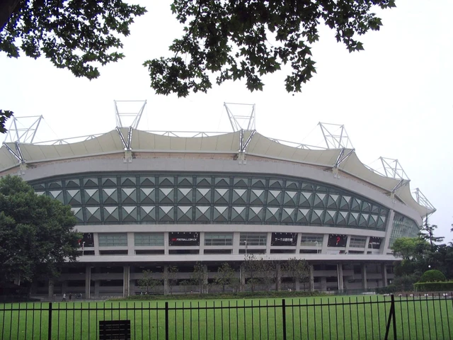 O estádio Hongkou, em Xangai, visto do parque Lu Xun