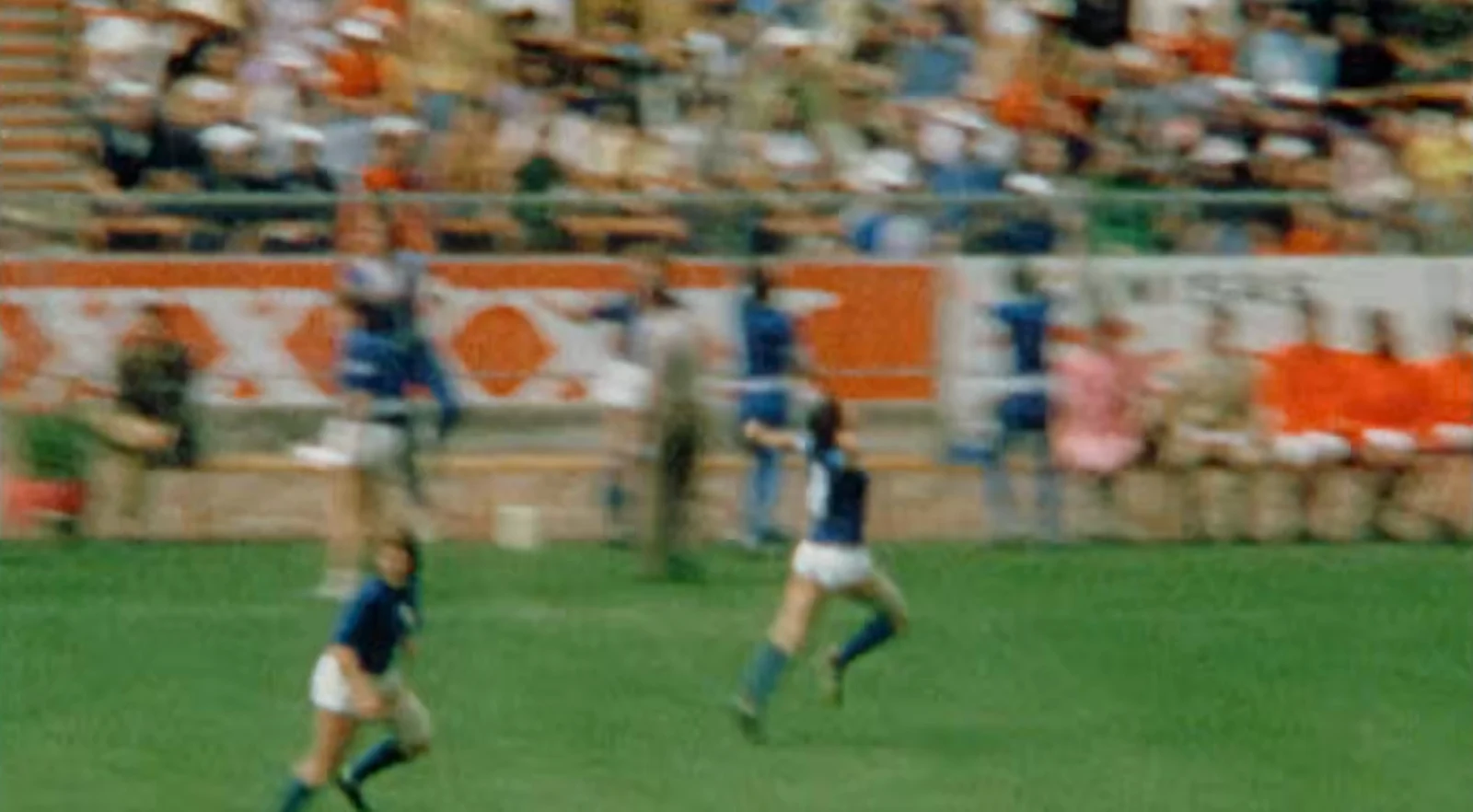 Cenas do documentário Copa 71: jogadoras comemorando um gol num estádio cheio e o congresso da FIFA da mesma época