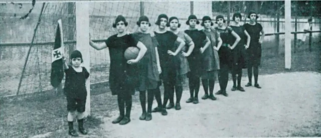 Fotografia dos anos 1920 com um time de futebol feminino do Vasco da Gama posado em campo