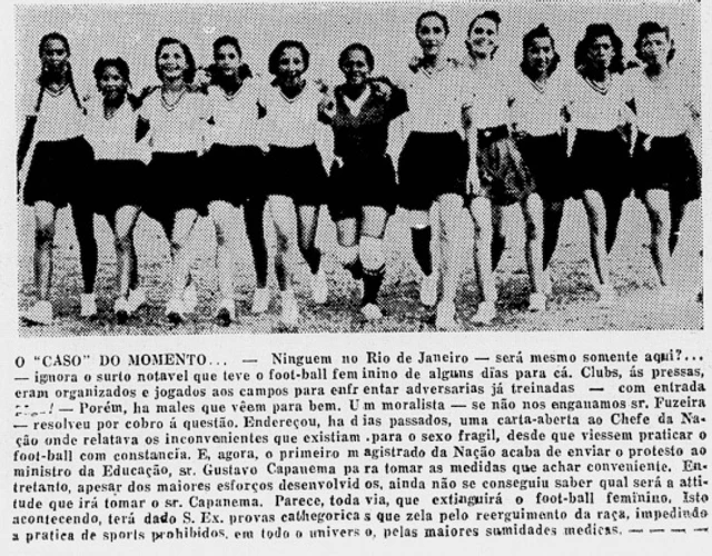 Página de jornal de 1940 com onze jogadoras perfiladas acima de um texto sobre o caso do futebol feminino