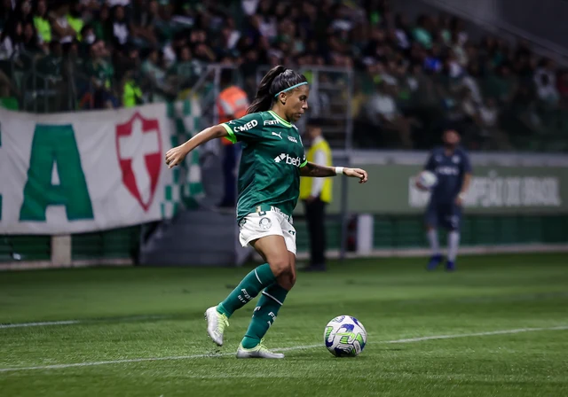 A jogadora Laís Estevam conduzindo a bola numa partida do Brasileirão Feminino
