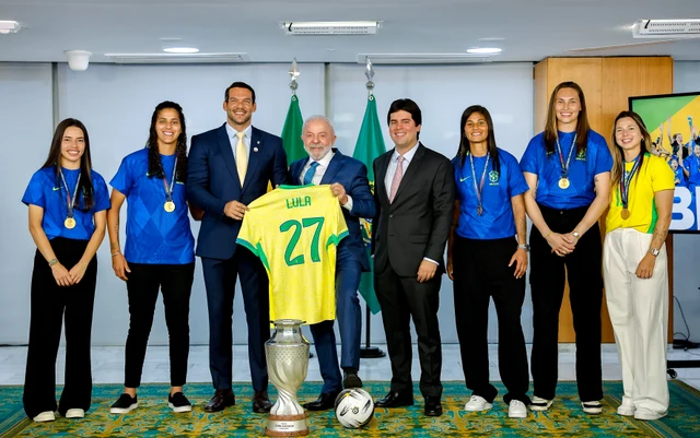 As jogadoras da seleção brasileira campeãs da Copa América de 2025 reunidas para foto