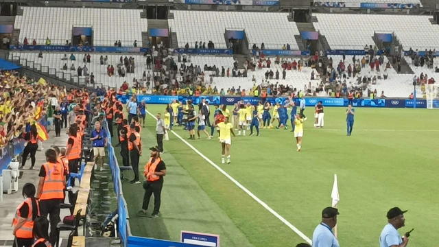 Jogadoras do Brasil e da Espanha em campo no torneio olímpico de futebol feminino de Paris 2024