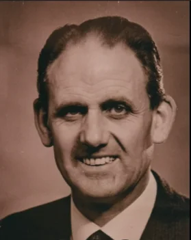 Retrato de Arthur Hobbs, de terno e gravata