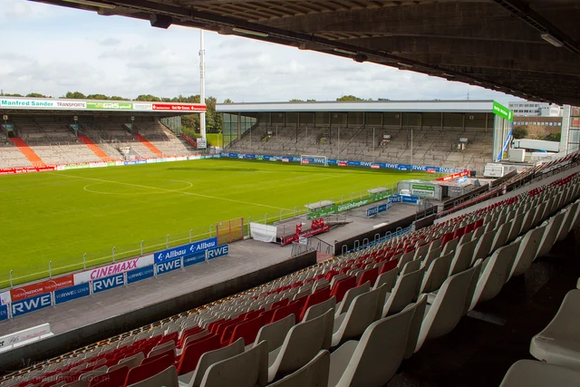 O estádio Georg Melches, em Essen, visto das arquibancadas