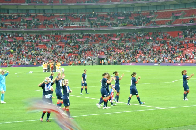 Jogadoras da Grã-Bretanha comemoram no gramado de Wembley, com a arquibancada cheia