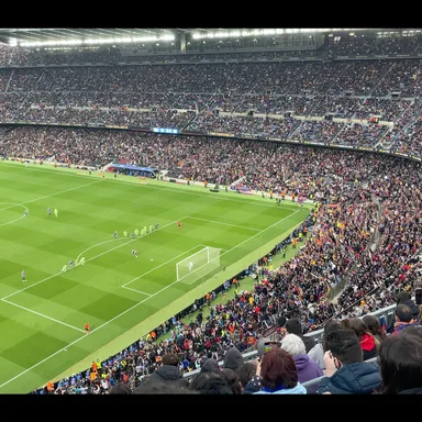 Alexia Putellas cobra pênalti no Camp Nou, abril de 2022