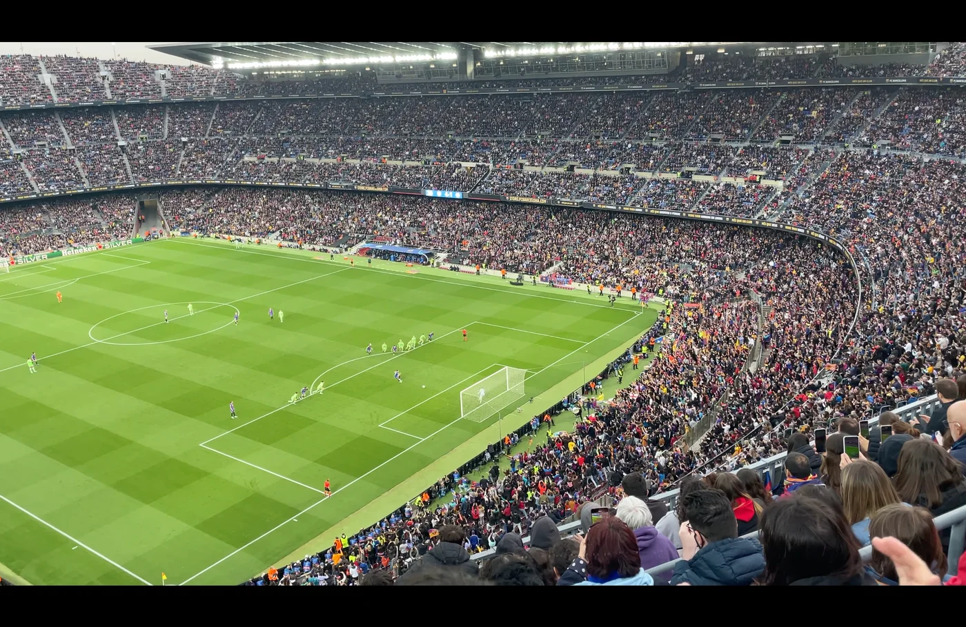Alexia Putellas cobra pênalti diante do Camp Nou lotado, em abril de 2022