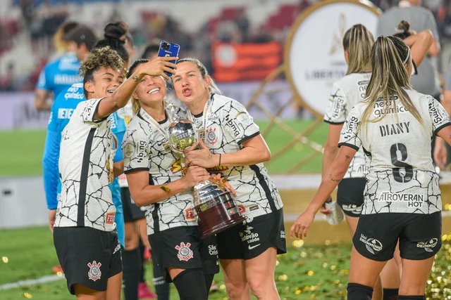Final da Copa Libertadores feminina, com as duas equipes em campo e arquibancada ao fundo
