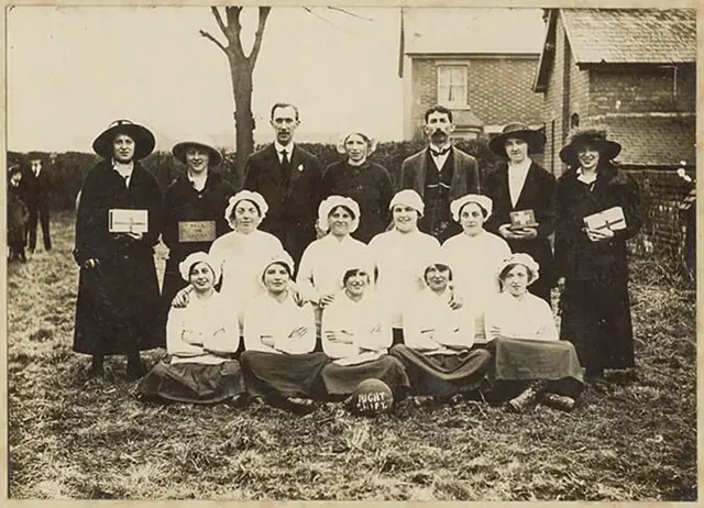 Equipe feminina da fábrica de munições de Welshpool, no País de Gales, em 1915, antes da proibição adotada pela federação galesa em 1922.