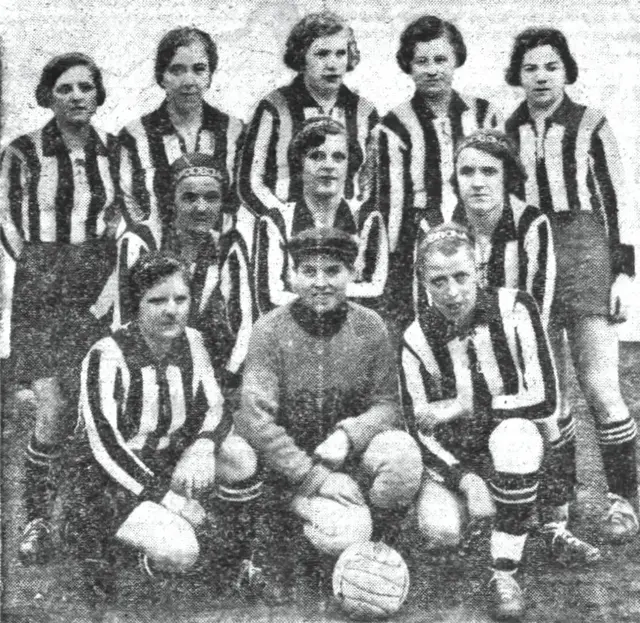 Jogadoras do Vindobona, com reforços do Austria, antes de uma partida em Brno. Registro publicado em 1937, anterior ao marco de 1938.