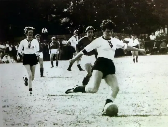 Christa Kleinhans em campo durante sua trajetória no futebol alemão, mantida apesar da proibição da DFB. A fonte não informa a data exata da fotografia.