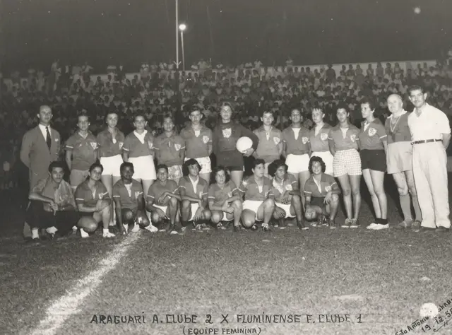 As equipes femininas de Araguari e Fluminense na partida de 19 de dezembro de 1958, em Araguari.
