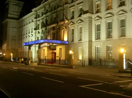 Antigo Great Western Royal Hotel, em Paddington, fotografado em julho de 2006. Ali, em junho de 1971, a FA formalizou a mudança de regras que se seguiu à decisão de 1970.