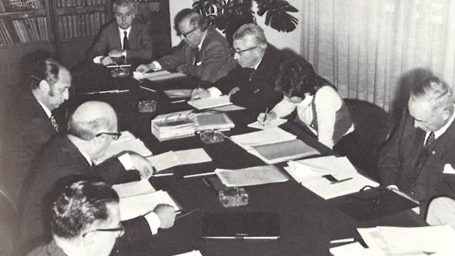Primeira reunião do comitê criado pela UEFA para estudar o futebol feminino, em 1971, no processo iniciado pelo Congresso de Monte Carlo.