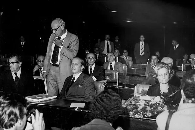 Eunice Michiles recebe flores no dia de sua posse no Senado, em 31 de maio de 1979.