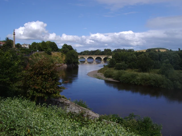 O rio Tweed correndo junto a Coldstream, nos Borders escoceses