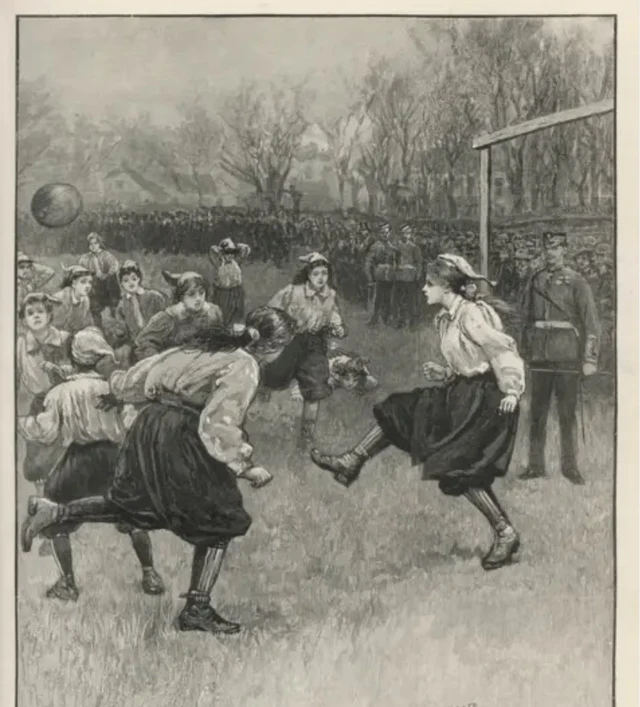 Jogadoras do British Ladies em campo no primeiro jogo do clube, de blusa clara e saia curta, diante de uma multidão e de um policial de guarda
