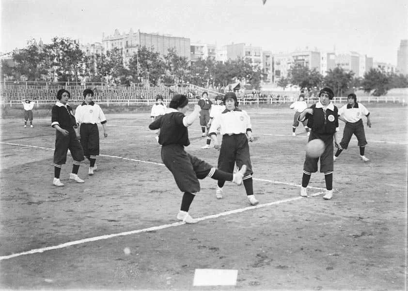 Jogadoras do Spanish Girl's Club em campo em Barcelona, 1914