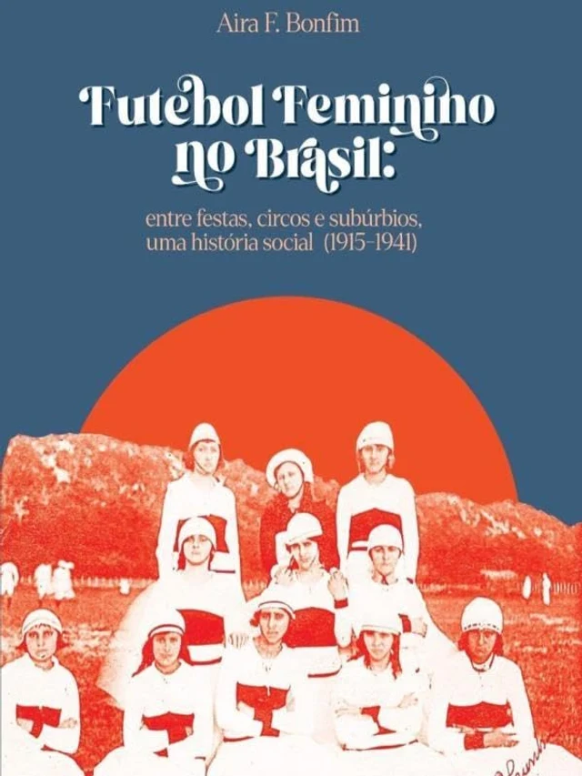 Capa do livro Futebol Feminino no Brasil, de Aira F. Bonfim, com um time de jogadoras posado em foto antiga tratada em vermelho sobre fundo azul