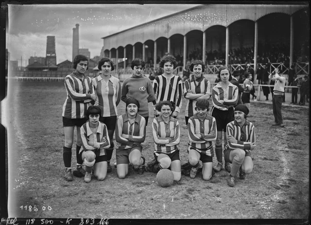 Fotografia de 1927 com o time do Femina Sport perfilado no Stade Élisabeth, em Paris, de camisa clara e calção escuro