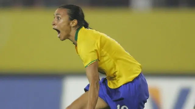 Marta comemora na vitória do Brasil por 4 a 0 sobre os Estados Unidos, na semifinal da Copa do Mundo Feminina de 2007, na China.