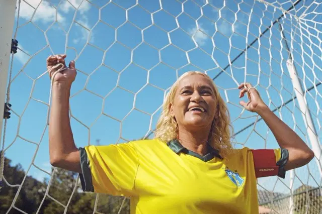 Elane, autora do primeiro gol brasileiro em Copas do Mundo femininas, em retrato de arquivo divulgado pela CBF. Data da fotografia não identificada; não é um registro do gol de 1991.