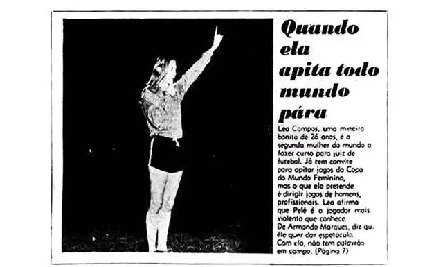 Recorte de jornal sobre a trajetória de Léa Campos como árbitra, preservado em sua coleção e apresentado pelo Museu do Futebol. O documento é posterior ao nascimento da pioneira, em 1944.