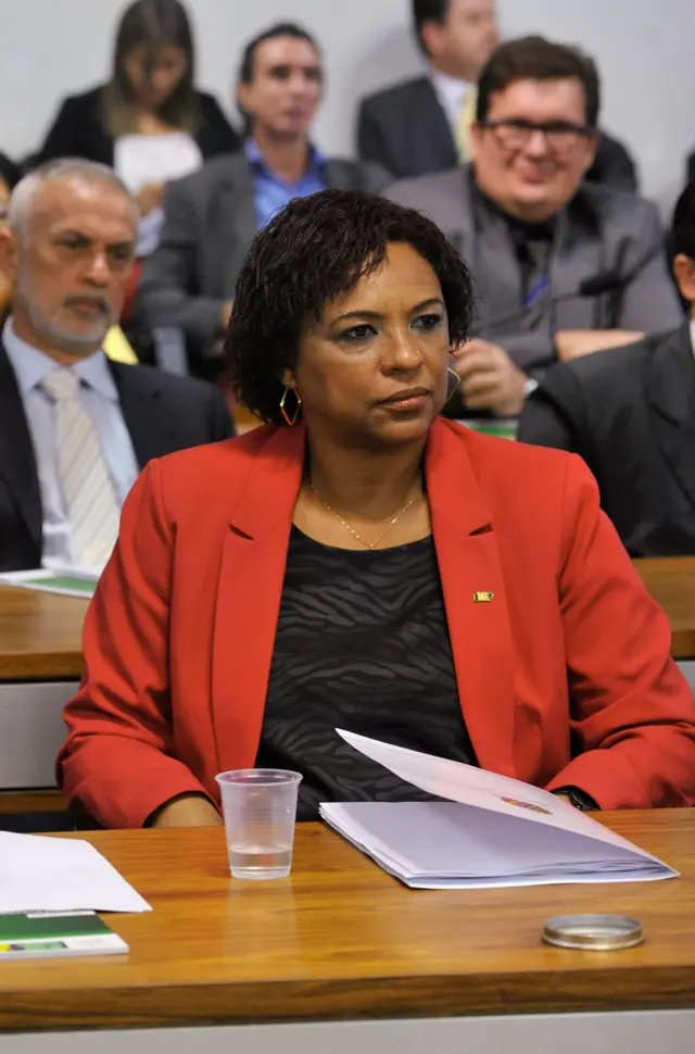 Marileia dos Santos, a Michael Jackson, em audiência sobre futebol feminino no Senado, em 27 de maio de 2015.