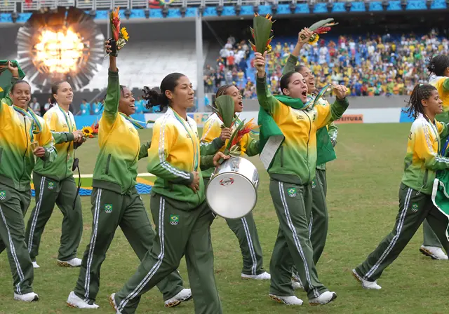 Jogadoras da Seleção Brasileira comemoram o ouro no Pan do Rio, no Maracanã, em 26 de julho de 2007.