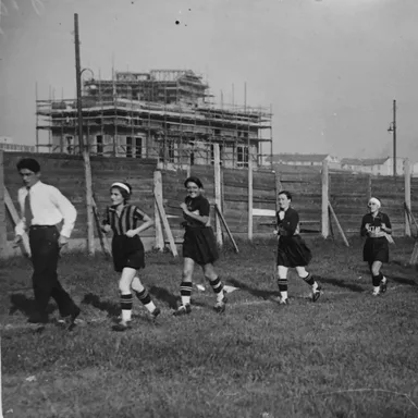 As jogadoras do Gruppo Femminile Calcistico entrando em campo em Milão, 1933