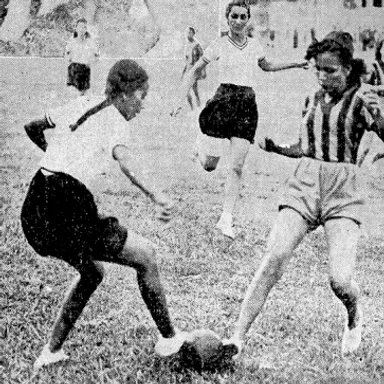 Jogadoras do S.C. Brasileiro e do Valqueire disputando a bola