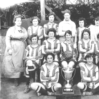 As jogadoras do Stoke Ladies com a taça da ELFA, 1922