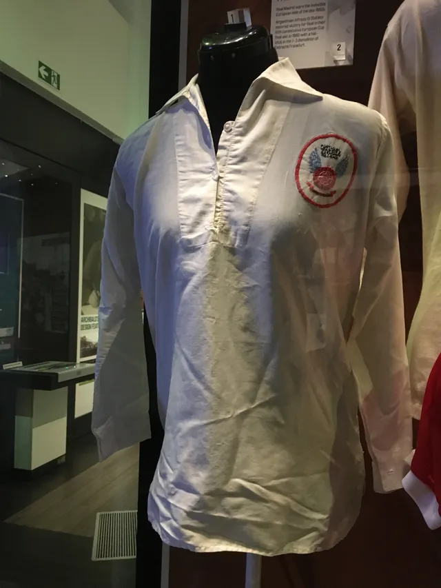 A camisa de 1958 de Margaret Shepherd, do Manchester Corinthians, no National Football Museum. Os bordados lembram as excursões de 1957, incluída a da Alemanha.