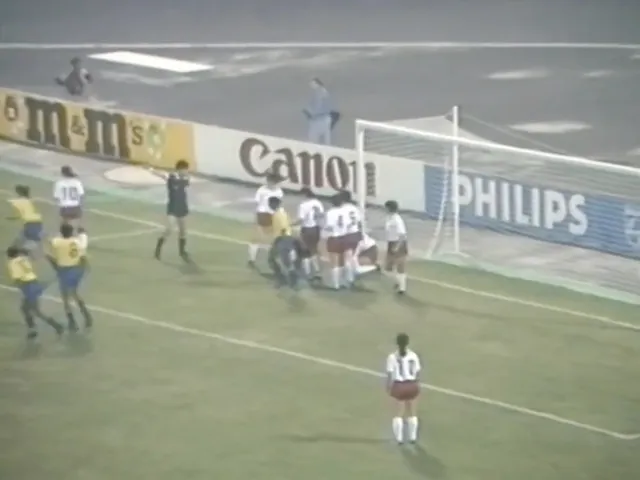 O lance do primeiro gol do Brasil em Copas: a bola na área do Japão depois do escanteio, e Elane empurra para a rede. Foshan, 17 de novembro de 1991, em imagem de TV divulgada pela FIFA em 2023.