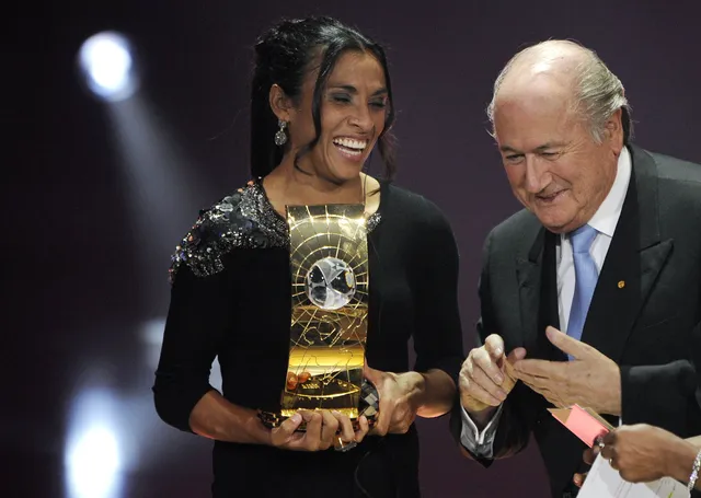 Marta com o troféu de Melhor Jogadora do Mundo da FIFA de 2009, em Zurique, em 21 de dezembro de 2009.