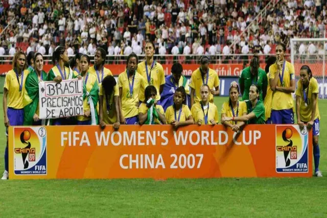 As jogadoras da seleção com as medalhas de prata e a faixa "Brasil, precisamos de apoio!", em Xangai, em 30 de setembro de 2007.