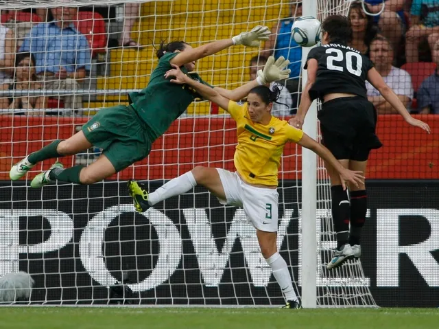 Abby Wambach cabeceia para empatar aos 122 minutos sobre a goleira Andreia, em Dresden, em 10 de julho de 2011.