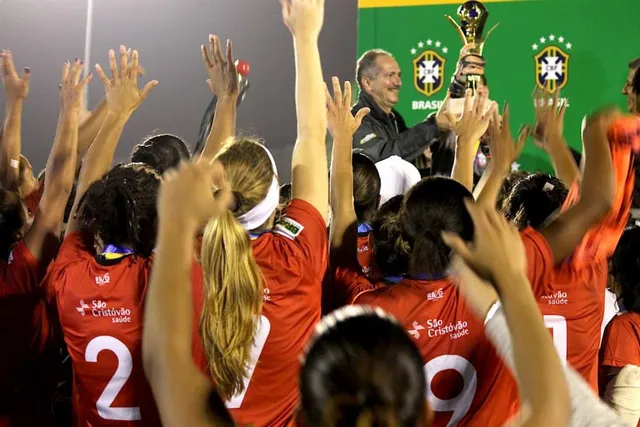 O Centro Olímpico recebe a taça do primeiro Campeonato Brasileiro Feminino da CBF, em 7 de dezembro de 2013, no Baetão, em São Bernardo do Campo.
