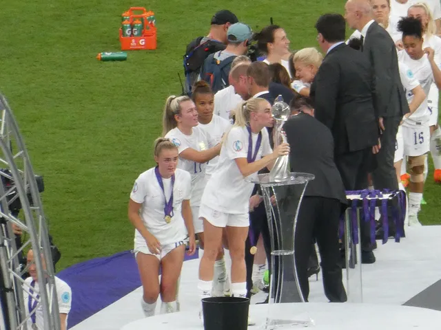 As inglesas com as medalhas no pódio de Wembley, em 31 de julho de 2022: uma delas beija o troféu da Euro.