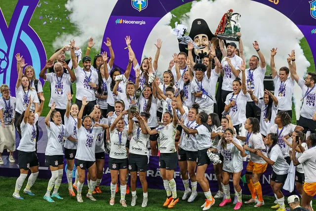 O Corinthians ergue a taça do Brasileirão Feminino de 2023 na Neo Química Arena, na final do recorde de público.