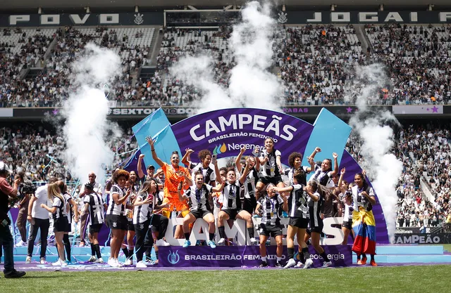 O Corinthians ergue a taça sob o arco Campeãs, diante da arquibancada cheia da Neo Química Arena, em 22 de setembro de 2024.