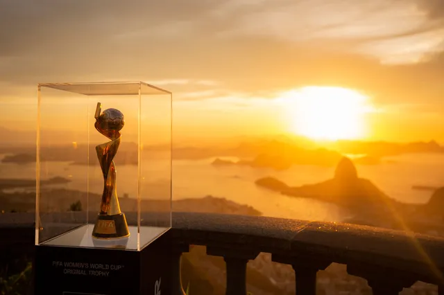 A taça da Copa do Mundo Feminina no Rio de Janeiro, diante do Cristo Redentor, um ano antes da abertura no Maracanã.