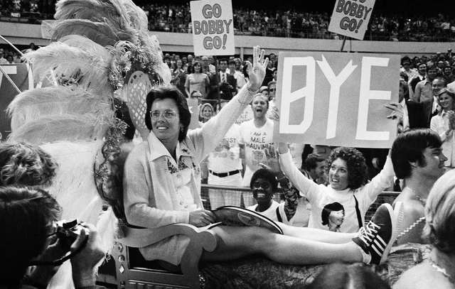 Billie Jean King carregada à quadra do Astrodome